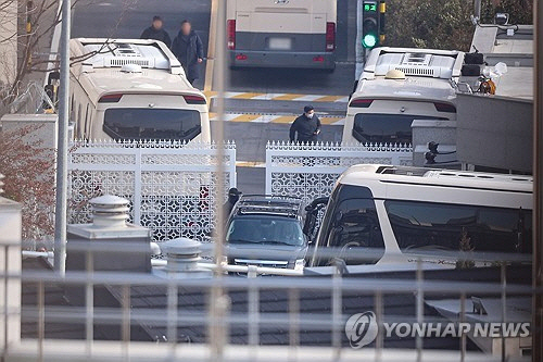고위공직자범죄수사처가 윤석열 대통령에 대한 체포영장을 다시 발부받은 다음 날인 8일 오전 서울 용산구 한남동 대통령 관저 출입구로 차량 한대가 나가고 있다.  [연합뉴스]